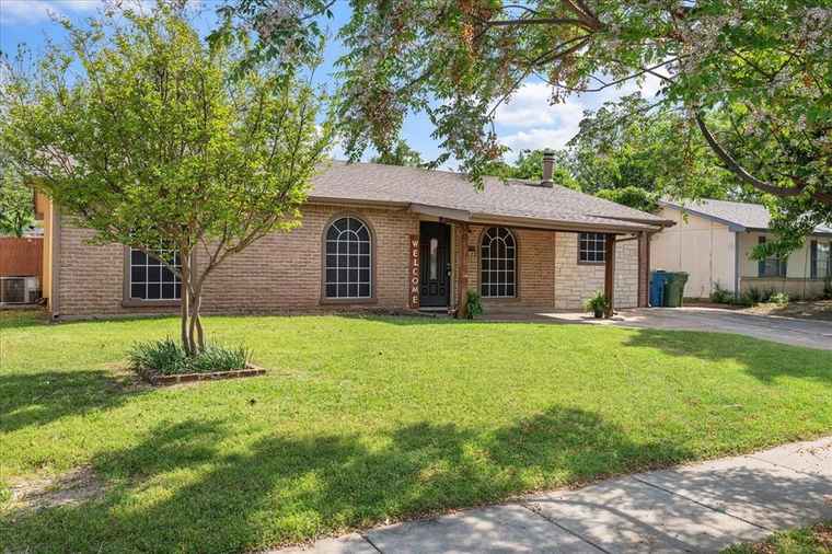 Photo of 1002 Ashwood Dr Lewisville, TX 75067