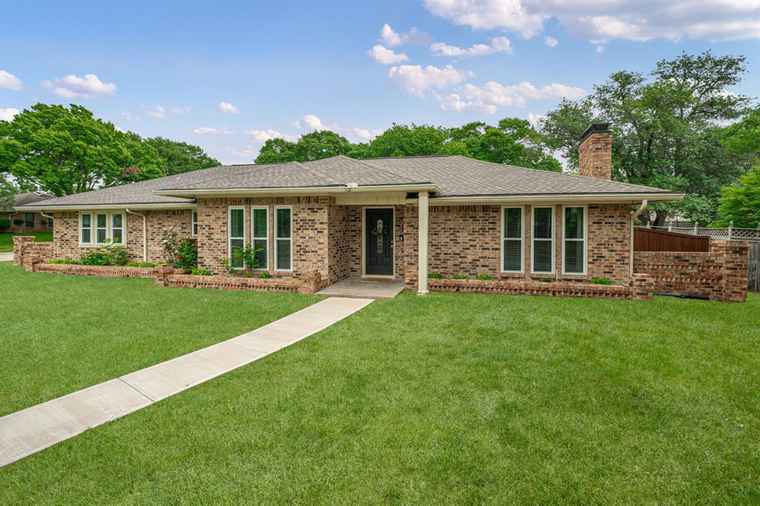 Photo of 2812 Canyon Valley Trl Plano, TX 75075