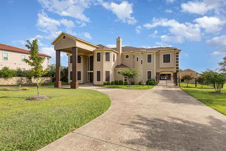 Photo of 1031 Mallard Pointe Dr Grand Prairie, TX 75104