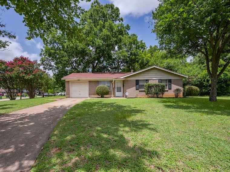 Photo of 800 Nl Robinson Dr Arlington, TX 76011