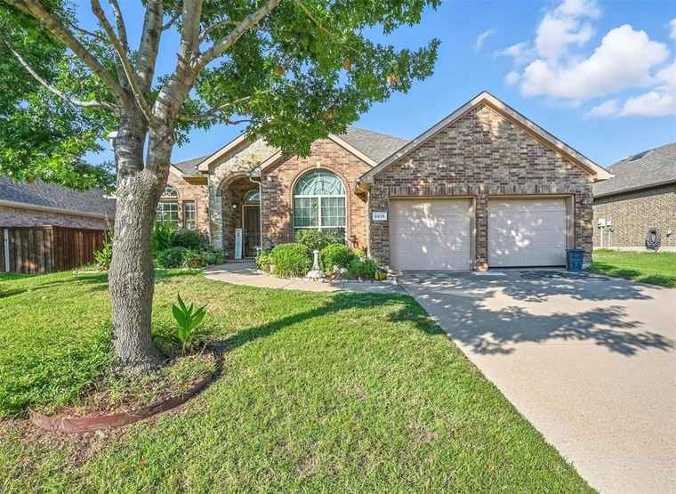 Photo of 3015 Summerview Dr Grand Prairie, TX 75052
