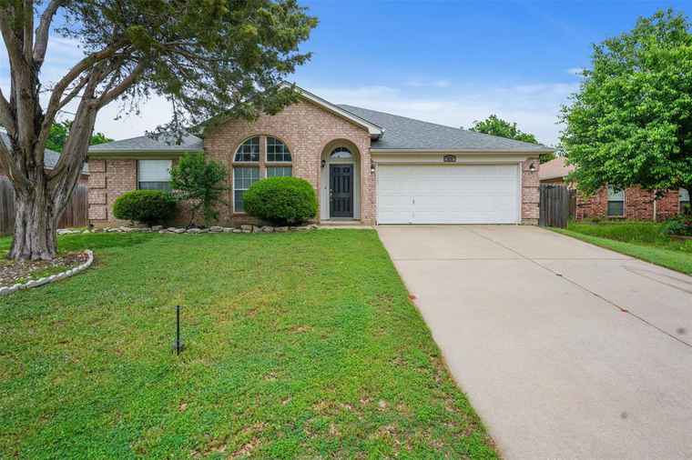 Photo of 820 Yellowstone Dr Mansfield, TX 76063