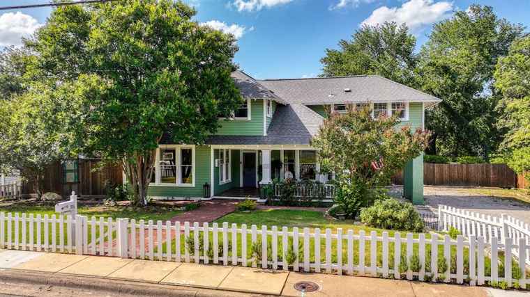 Photo of 305 E Lee Ave Weatherford, TX 76086
