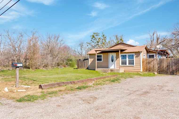 Photo of 1719 E Bankhead Dr Weatherford, TX 76086