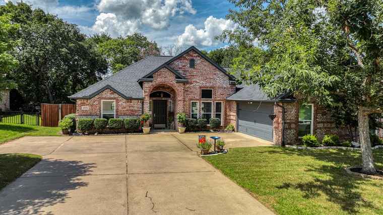 Photo of 2033 Country Brook Dr Weatherford, TX 76087