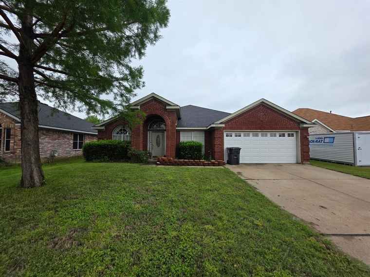 Photo of 1123 Deer Valley Ln Arlington, TX 76001