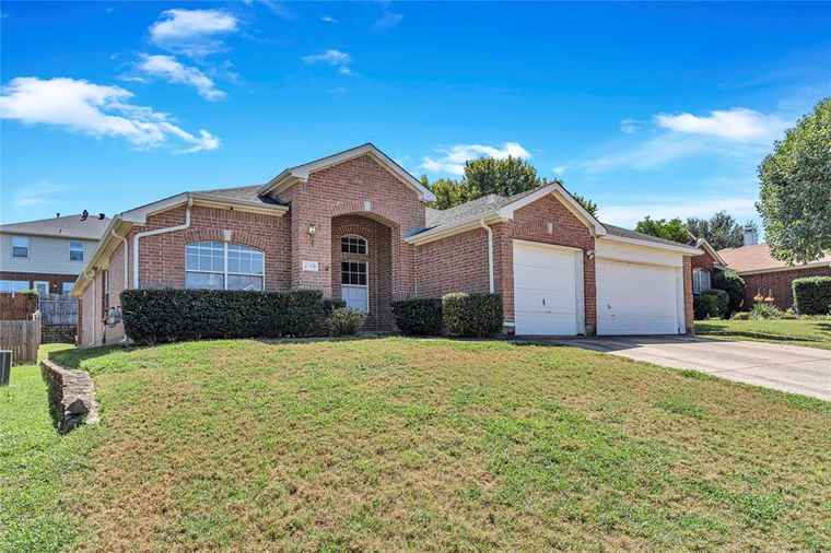 Photo of 2719 Falcon Trl Grand Prairie, TX 75052