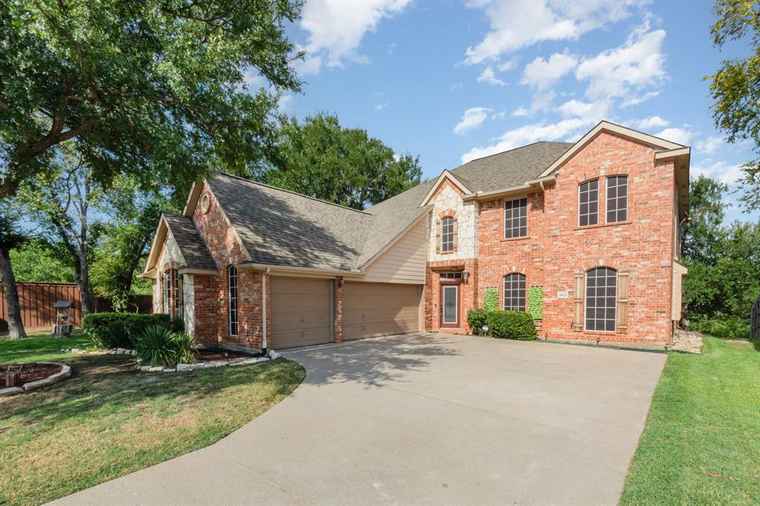 Photo of 3820 Island Ct Carrollton, TX 75007
