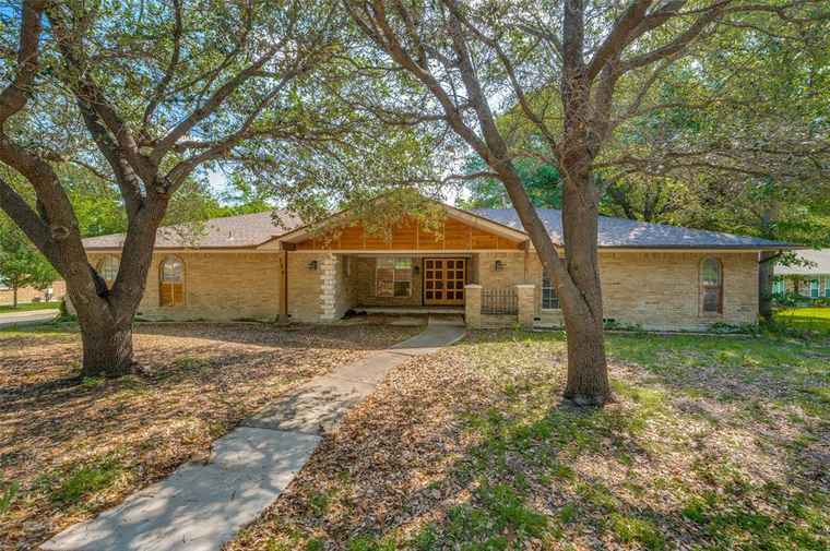 Photo of 704 Westbrook Dr Plano, TX 75075