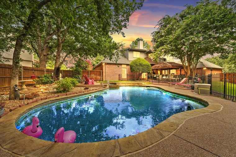 Photo of 21 Wellington Oaks Cir Denton, TX 76210