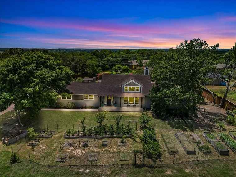 Photo of 612 W Park Ave Weatherford, TX 76086