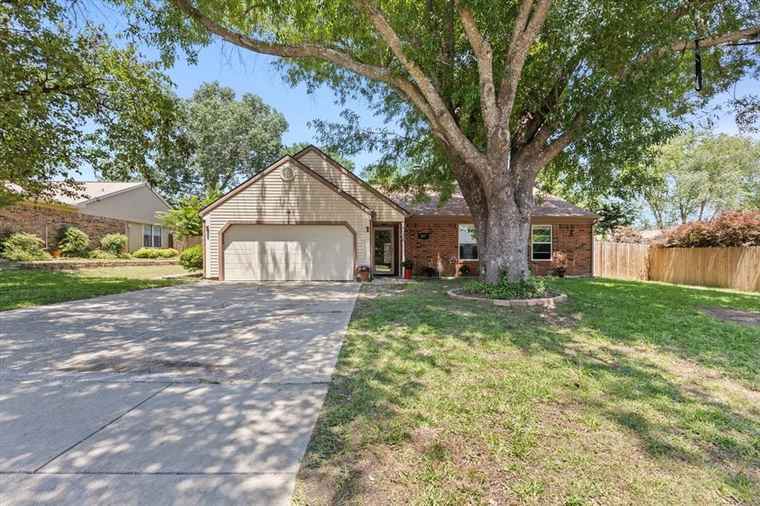 Photo of 837 Heather Wood Dr Grapevine, TX 76051