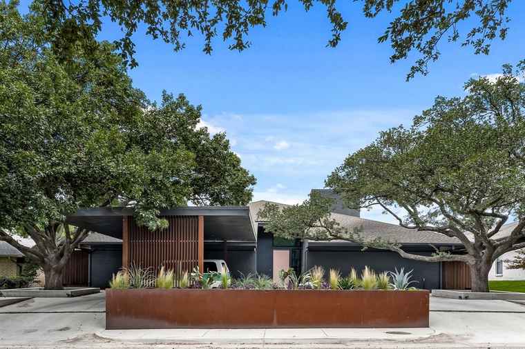 Photo of 7127 Crooked Oak Dr Dallas, TX 75248