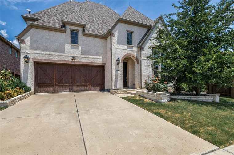 Photo of 3143 Fountain Dr Irving, TX 75063