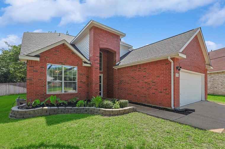 Photo of 2731 Chatsworth Dr Grapevine, TX 76051