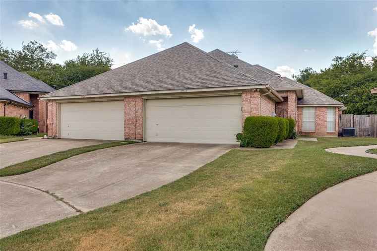 Photo of 11914 & 11912 Rhulen Ct Fort Worth, TX 76008