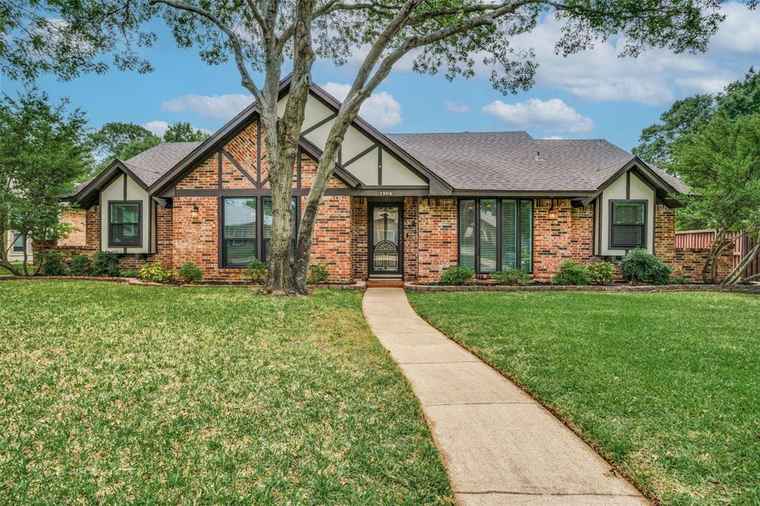 Photo of 1904 Vassar Dr Richardson, TX 75081