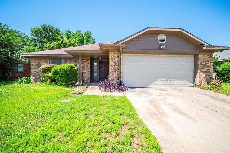 Photo of 3304 Country Creek Ln Fort Worth, TX 76123
