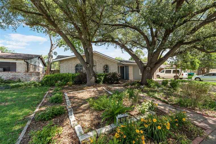 Photo of 240 N Bryan Pl Mesquite, TX 75149