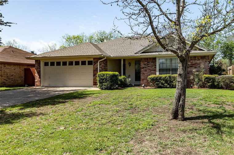 Photo of 4405 Lakeview Dr Lake Worth, TX 76135