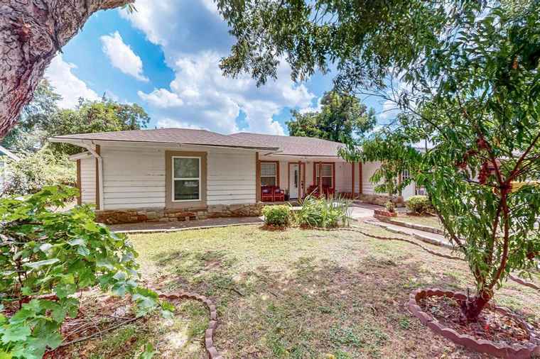 Photo of 350 Edwards St Lewisville, TX 75057