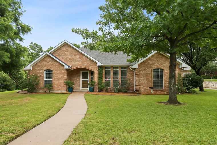 Photo of 312 Bluffview Ct Forney, TX 75126