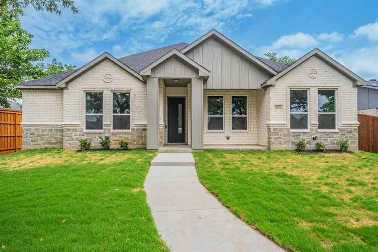 Photo of 2021 Ash Hill Rd Carrollton, TX 75007