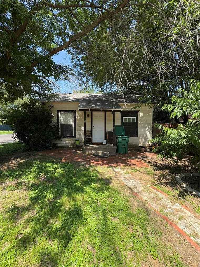 Photo of 1030 Peak St Denton, TX 76201