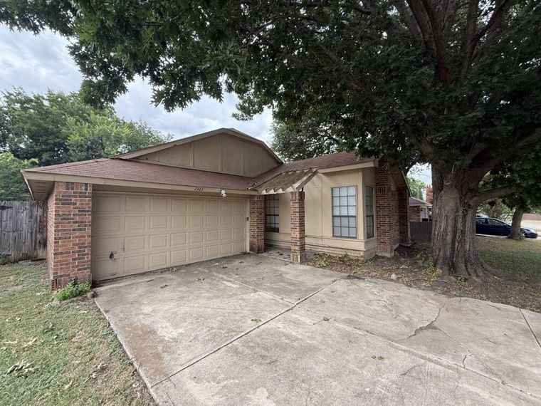 Photo of 2323 Clareton Dr Arlington, TX 76018
