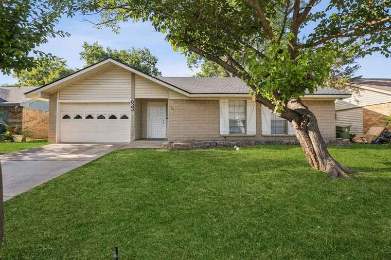Photo of 623 Bentwood Dr Lewisville, TX 75067