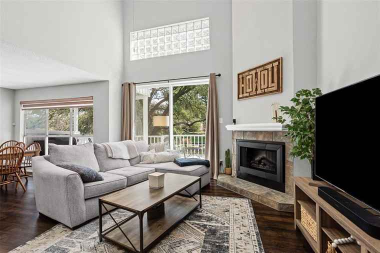 Photo of 902 Canal St Irving, TX 75063