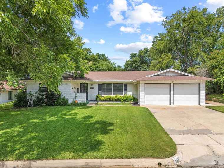 Photo of 1966 Milam St Fort Worth, TX 76112