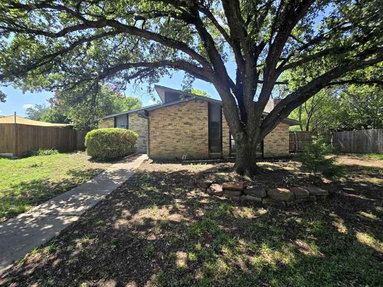Photo of 3701 Woodlawn Dr Grand Prairie, TX 75052