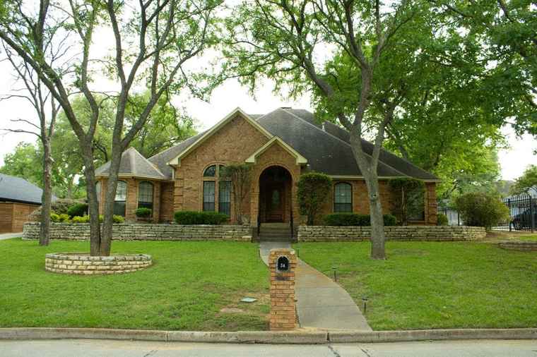 Photo of 34 Rolling Hills Cir Denton, TX 76205