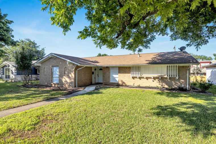 Photo of 3408 Eastbrook Dr Mesquite, TX 75150