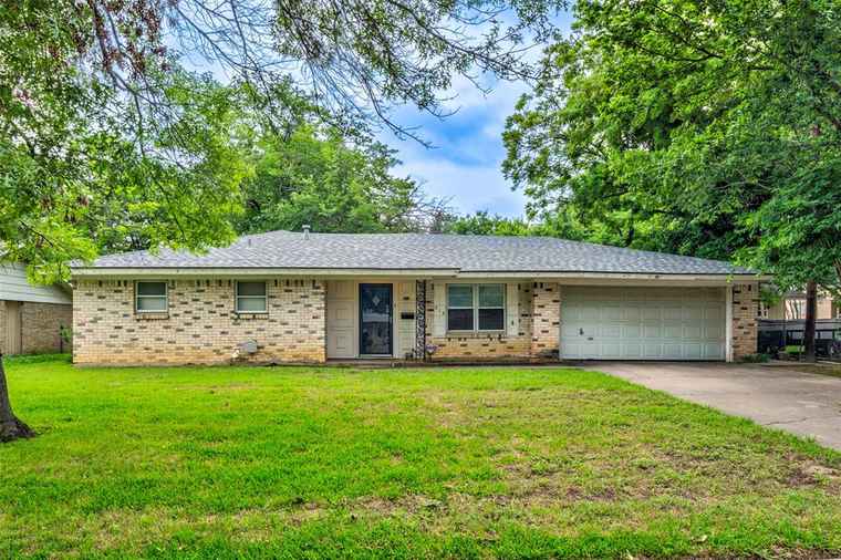 Photo of 414 Holly St Grapevine, TX 76051