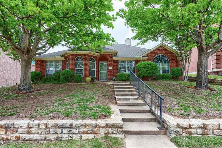 Photo of 805 Weeping Willow Rd Garland, TX 75044