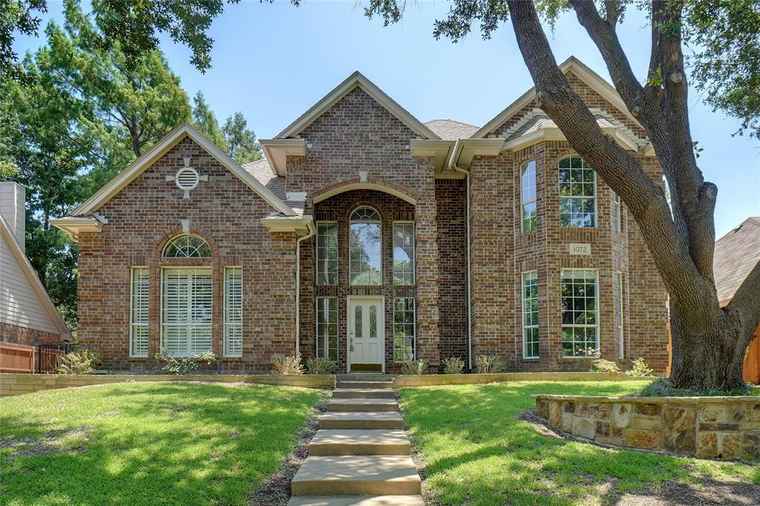 Photo of 1072 W Winding Creek Dr Grapevine, TX 76051