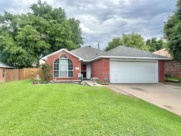 Photo of 512 Fort Worth St Mansfield, TX 76063