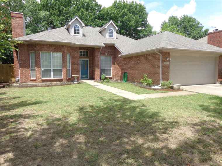 Photo of 4421 Rosedale Dr Grand Prairie, TX 75052