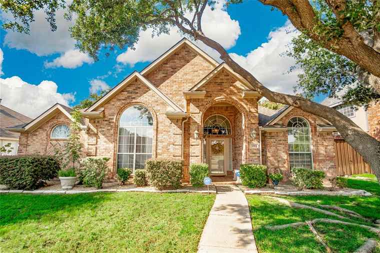 Photo of 1113 Pleasant Oaks Dr Lewisville, TX 75067