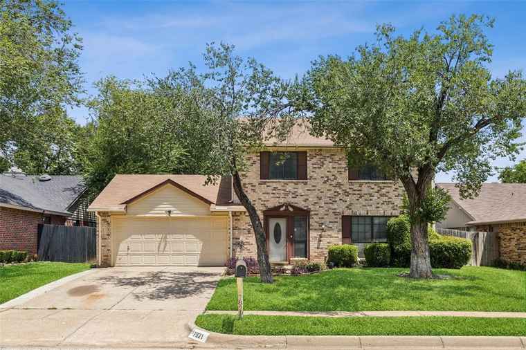 Photo of 7821 Castillo Rd Fort Worth, TX 76112