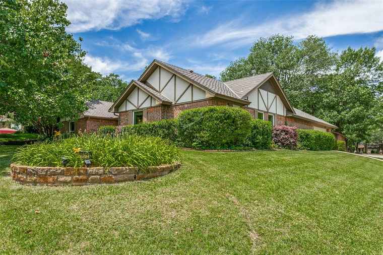 Photo of 2831 Creekwood Ct Grapevine, TX 76051