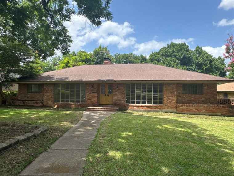Photo of 817 Brook Valley Ln Dallas, TX 75232
