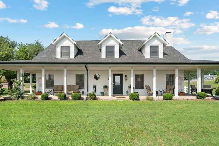 Photo of 310 Sherry Trl Weatherford, TX 76086