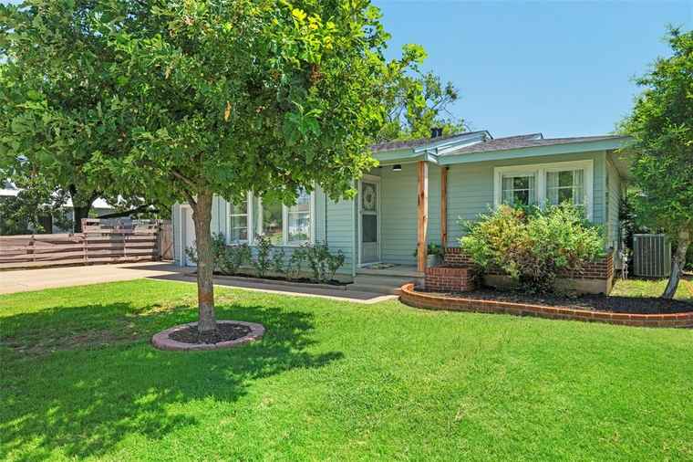 Photo of 707 Sycamore St Weatherford, TX 76086