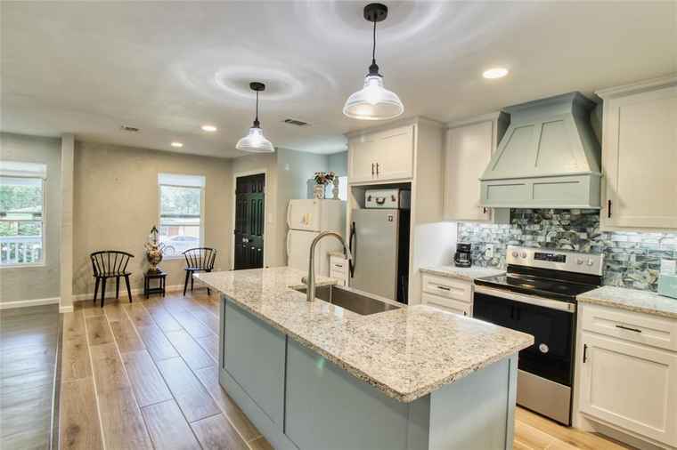 Photo of 505 E 4th St Weatherford, TX 76086