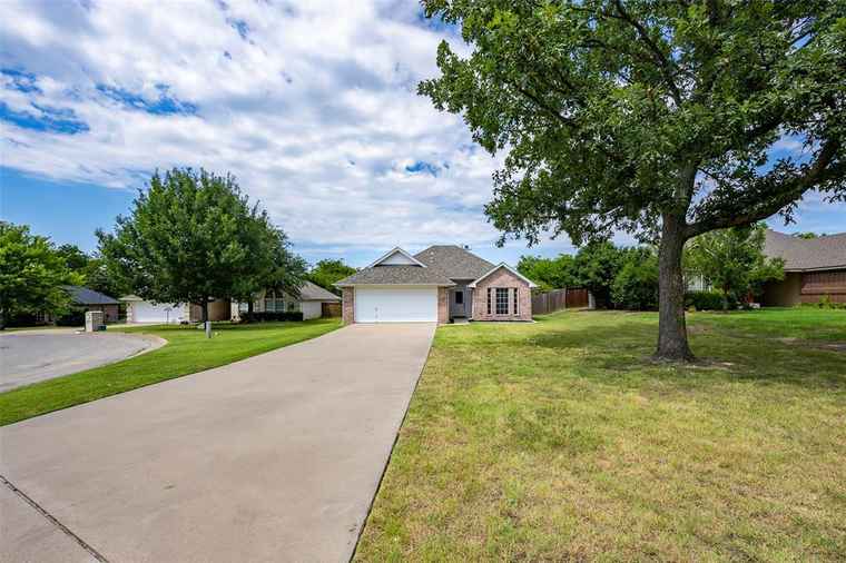 Photo of 1528 Oak Tree Cir Weatherford, TX 76086