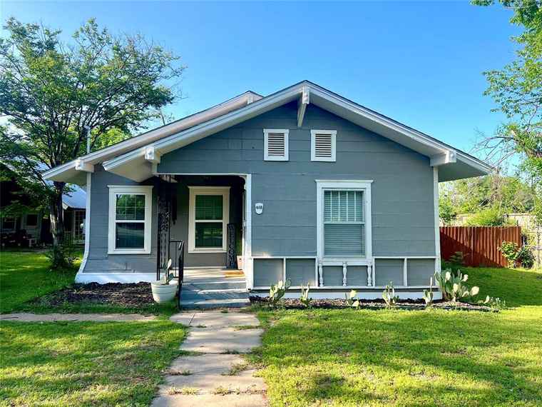 Photo of 415 E Akard St Weatherford, TX 76086