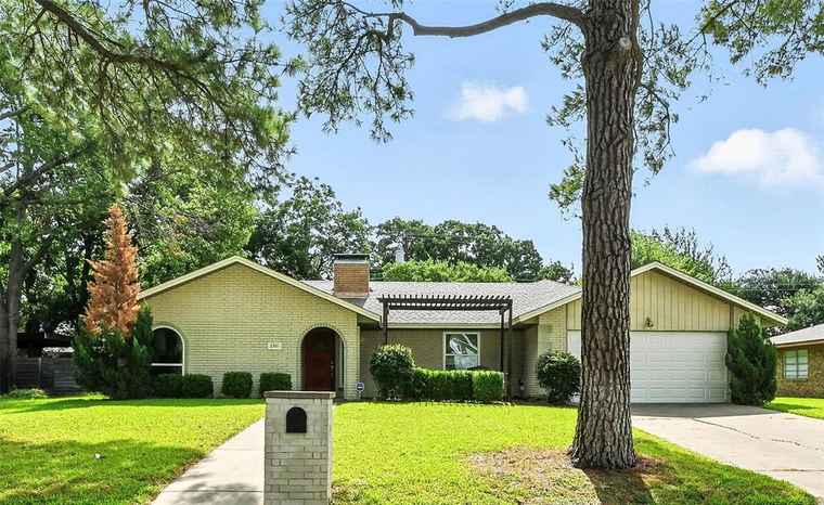 Photo of 2305 Tanglewood Dr Grapevine, TX 76051
